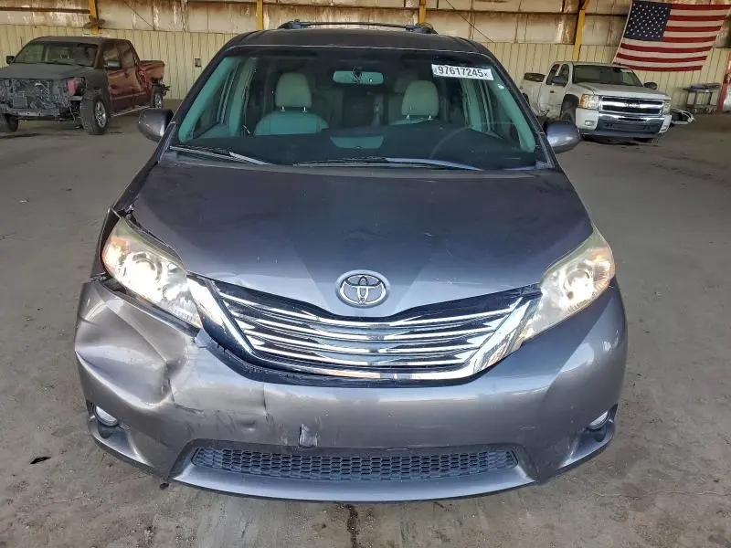 2017 TOYOTA SIENNA XLE  