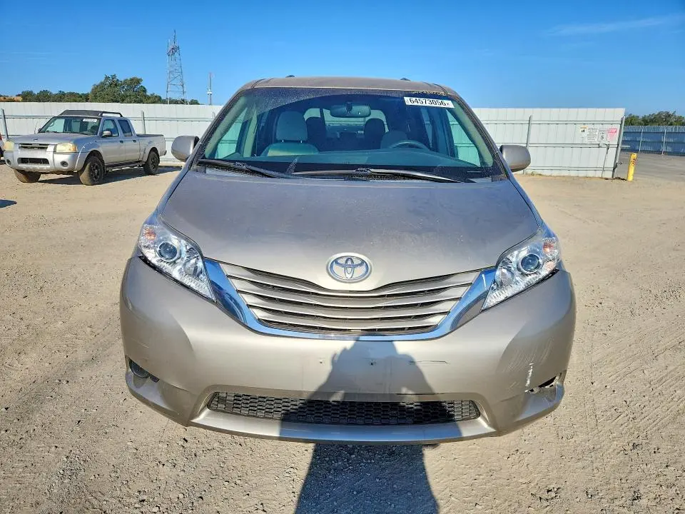 2015 TOYOTA SIENNA LE  
