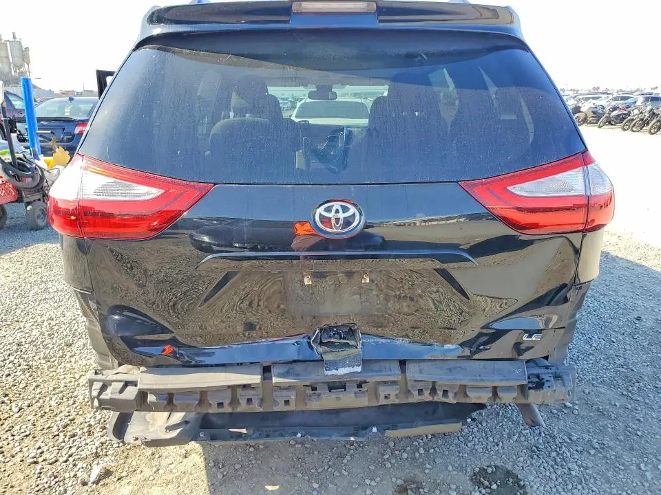 2018 TOYOTA SIENNA LE  