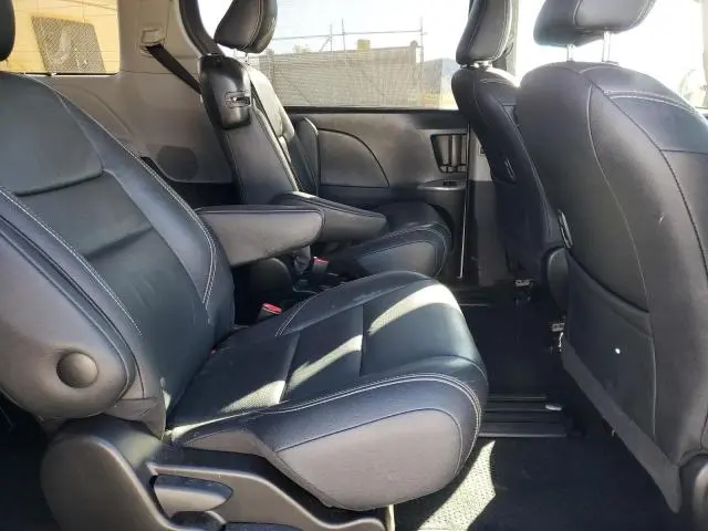 2017 TOYOTA SIENNA SE  