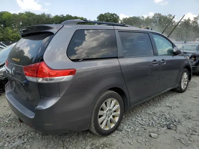 2011 TOYOTA SIENNA LE