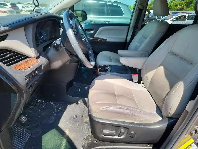 2017 TOYOTA SIENNA LIMITED PREMIUM 7-PASSENGER  