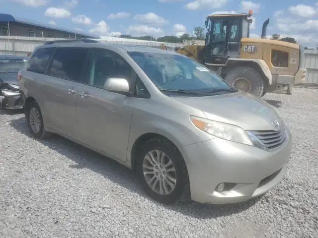 2017 TOYOTA SIENNA XLE  