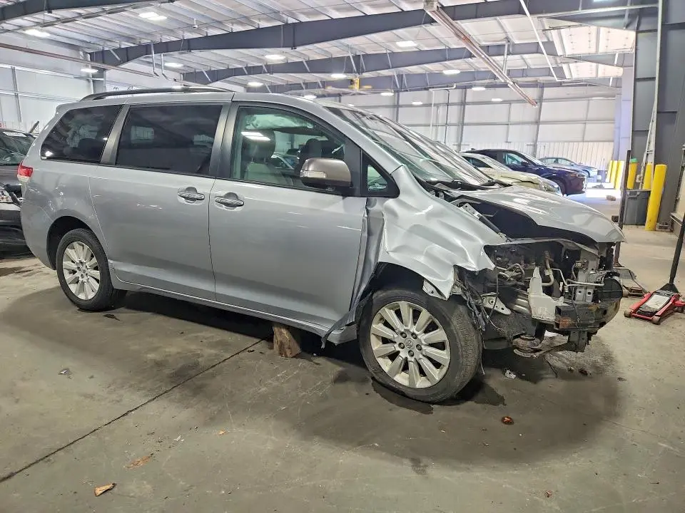2013 TOYOTA SIENNA LIMITED 7-PASSENGER  