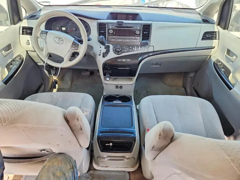 2013 TOYOTA SIENNA LE  