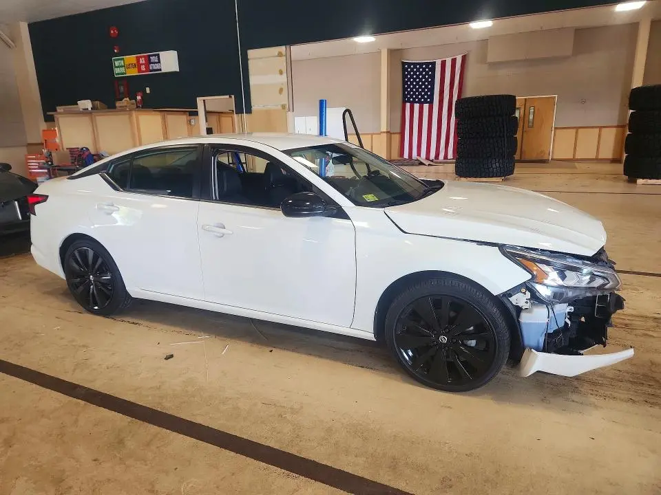 2022 NISSAN ALTIMA SR  