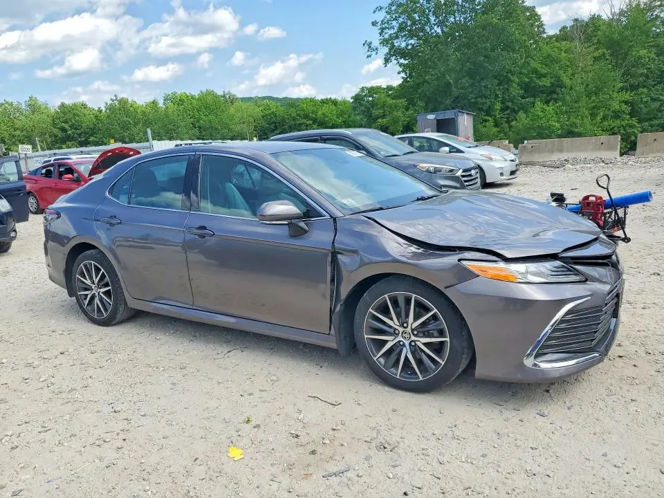 2024 TOYOTA CAMRY XLE  
