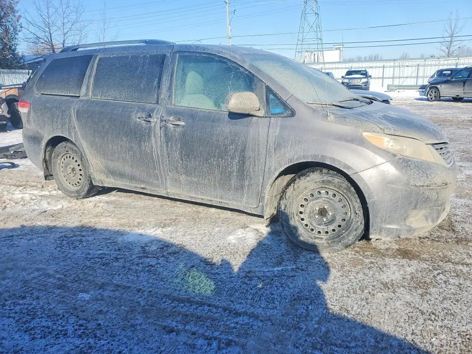 2013 TOYOTA SIENNA LE  
