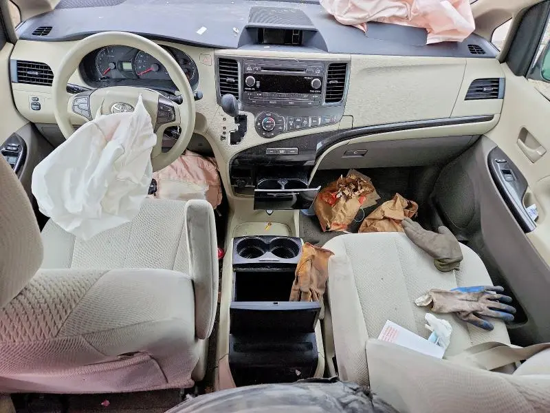 2013 TOYOTA SIENNA LE  