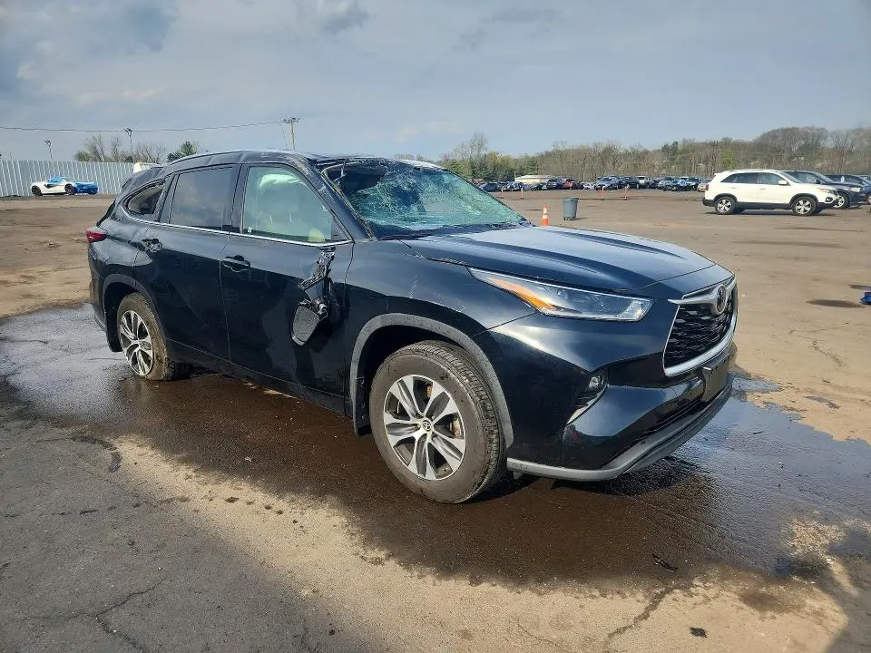 2021 TOYOTA HIGHLANDER XLE  