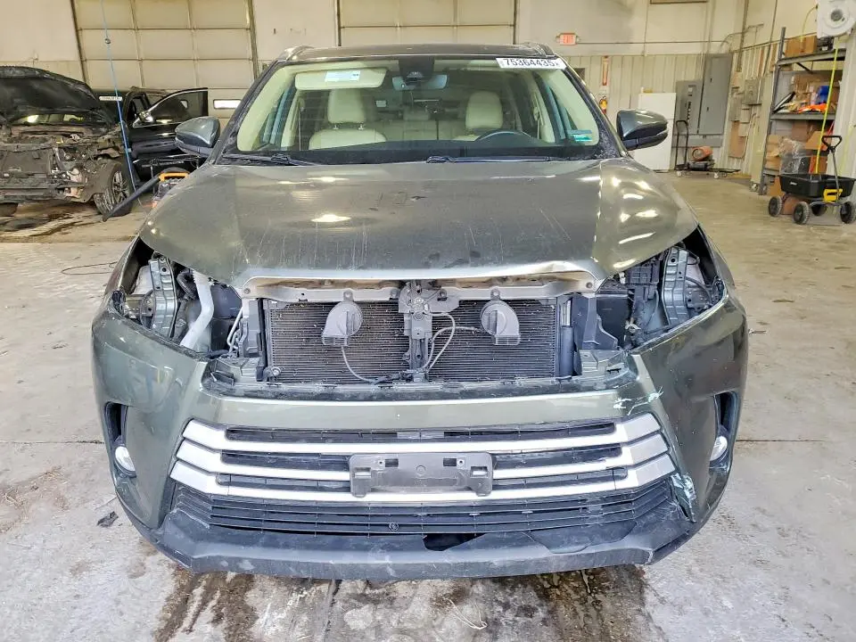 2017 TOYOTA HIGHLANDER SE  