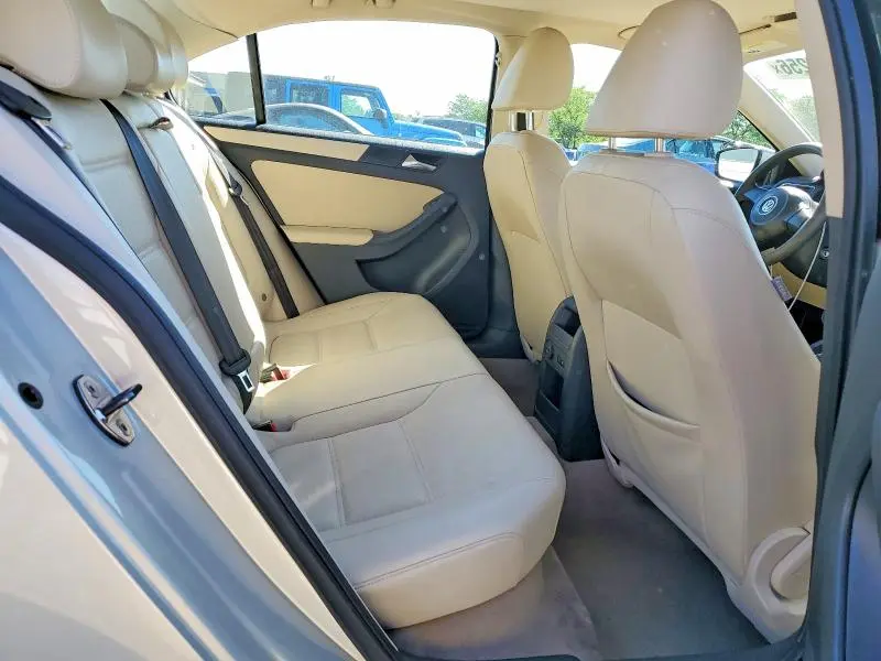 2011 VOLKSWAGEN JETTA SE  