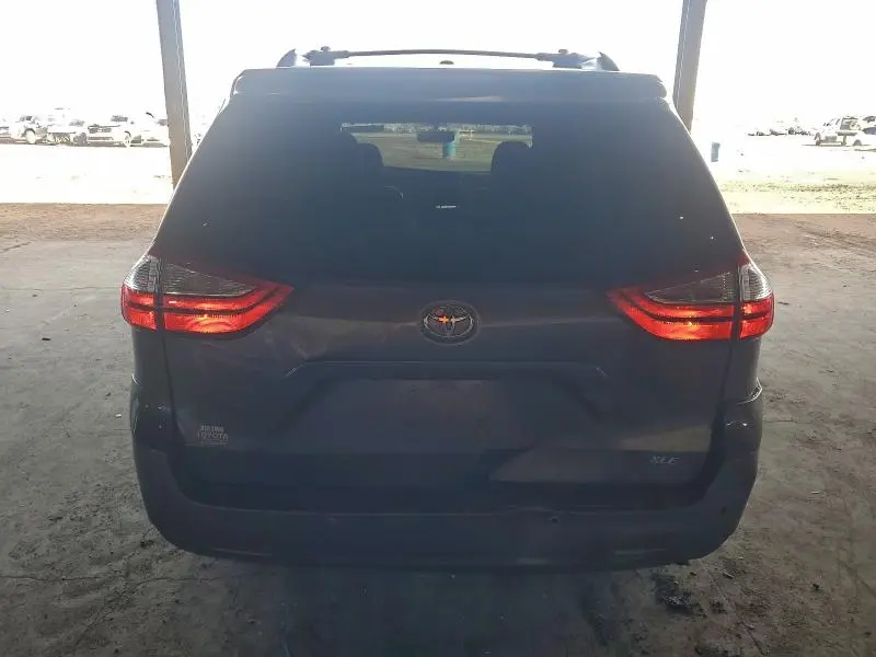 2017 TOYOTA SIENNA XLE  