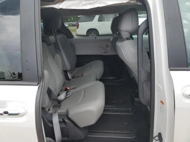 2025 TOYOTA SIENNA XLE  
