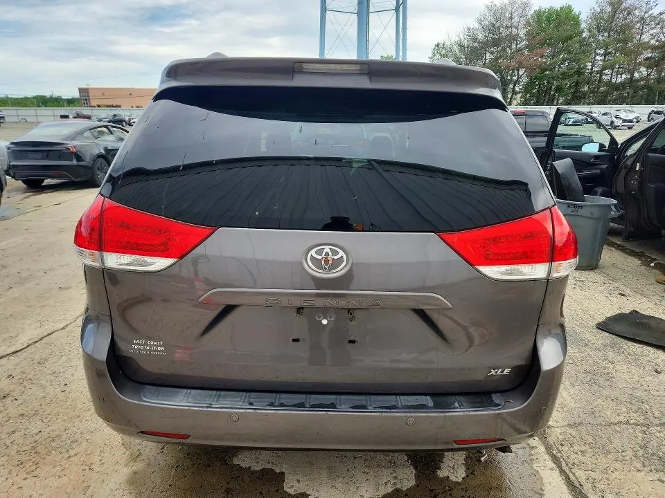 2014 TOYOTA SIENNA XLE 8-PASSENGER  