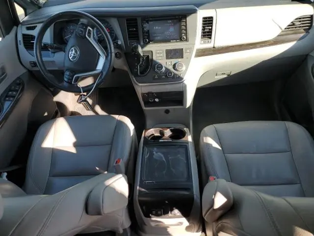 2020 TOYOTA SIENNA XLE  