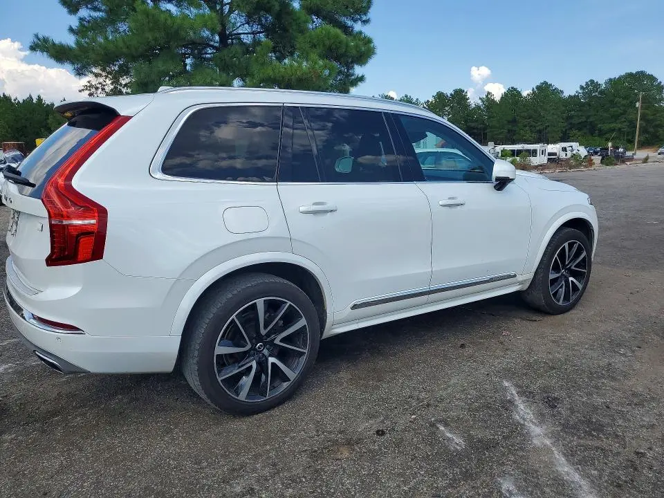 2021 VOLVO XC90 T8 RECHARGE MOMENTUM  