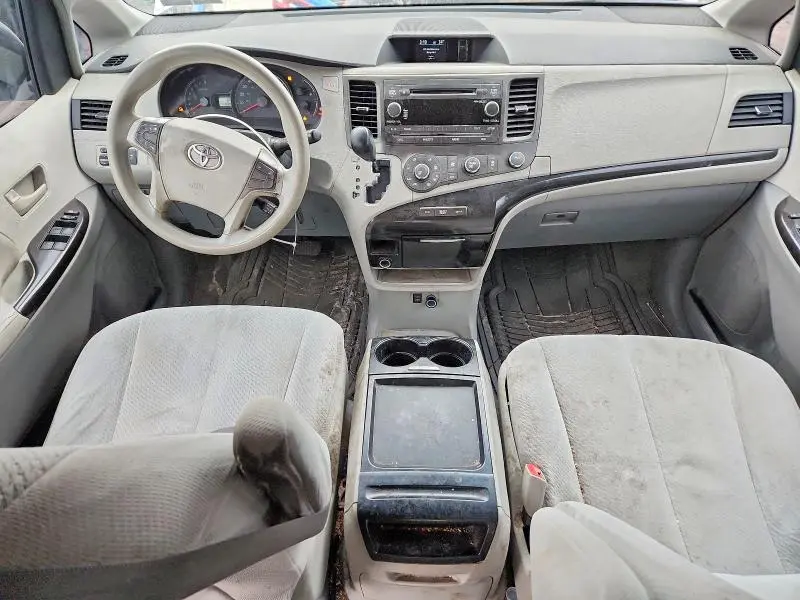 2011 TOYOTA SIENNA LE 8-PASSENGER  