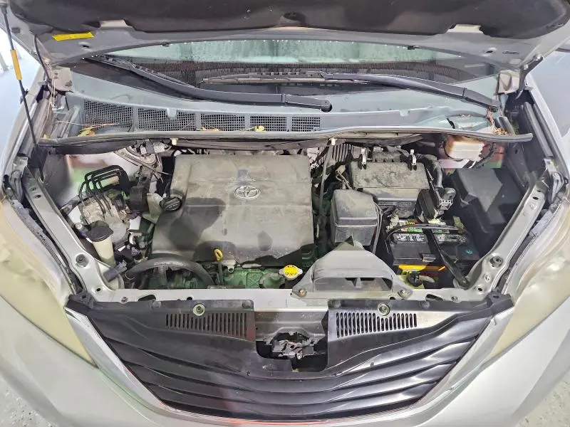 2014 TOYOTA SIENNA LE  