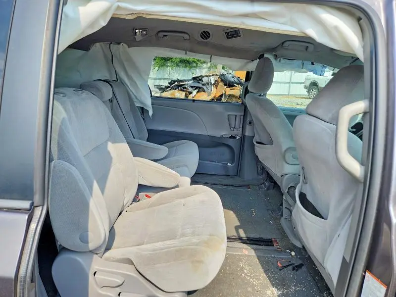 2015 TOYOTA SIENNA LE  
