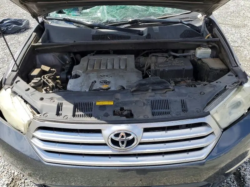 2012 TOYOTA HIGHLANDER SE  