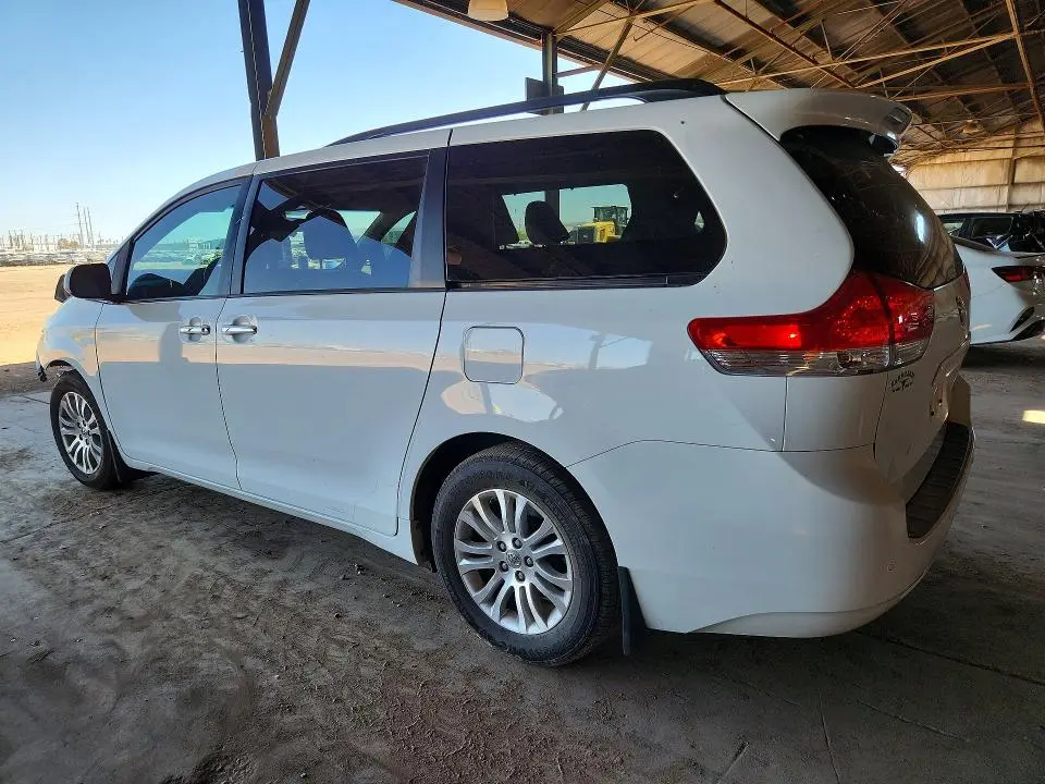 2014 TOYOTA SIENNA XLE 8-PASSENGER  