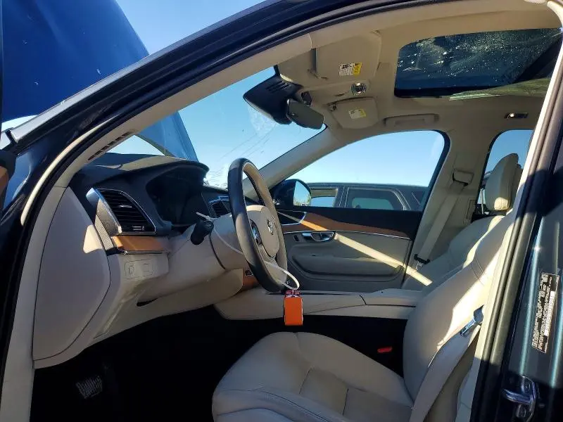 2022 VOLVO XC90 T6 MOMENTUM  