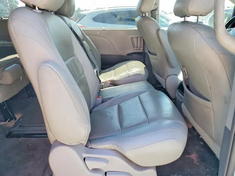 2015 TOYOTA SIENNA LE  