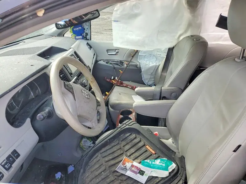 2014 TOYOTA SIENNA XLE 8-PASSENGER  