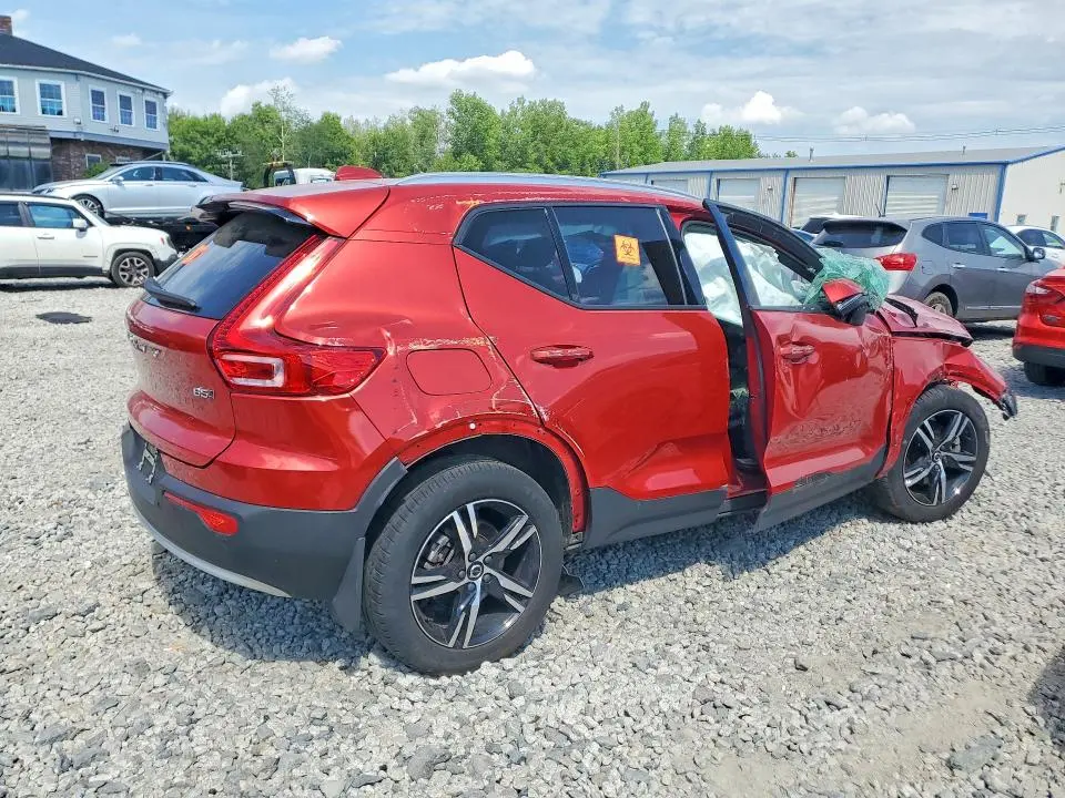 2023 VOLVO XC40 CORE  