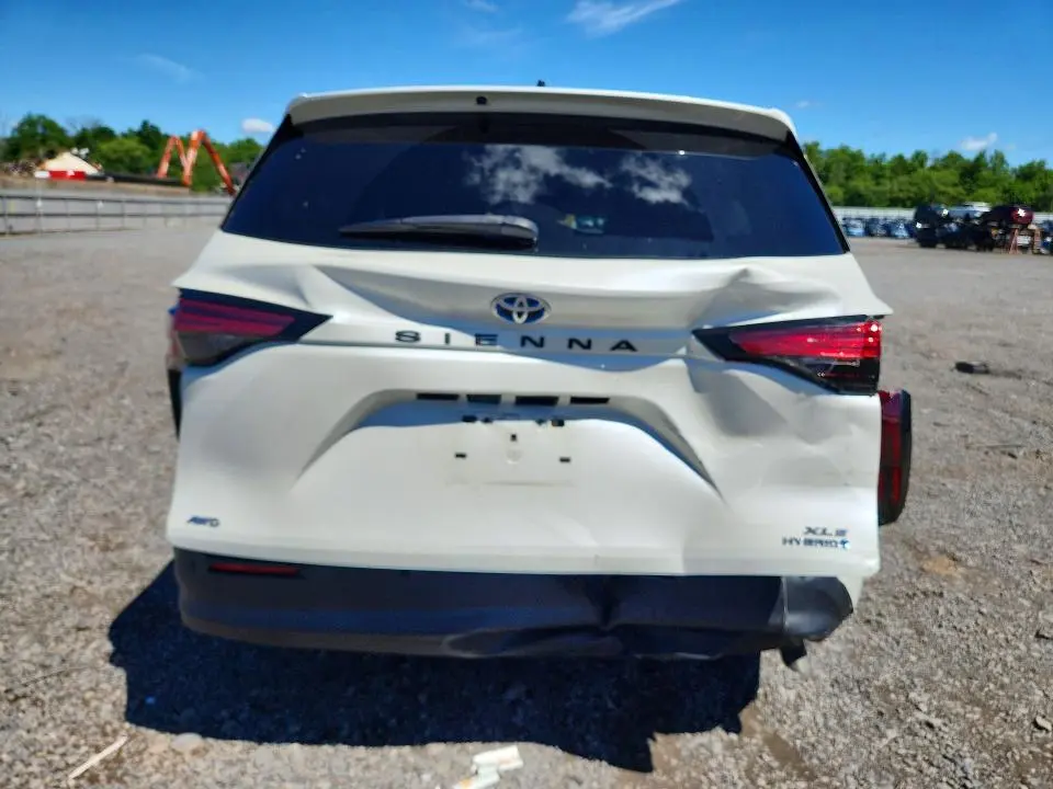 2021 TOYOTA SIENNA XLE  