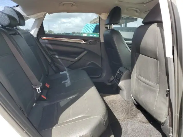 2016 VOLKSWAGEN PASSAT SE  