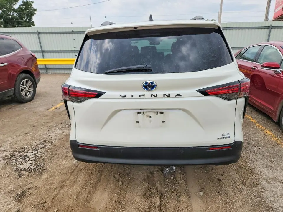 2021 TOYOTA SIENNA XLE  