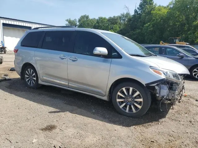 2020 TOYOTA SIENNA XLE  