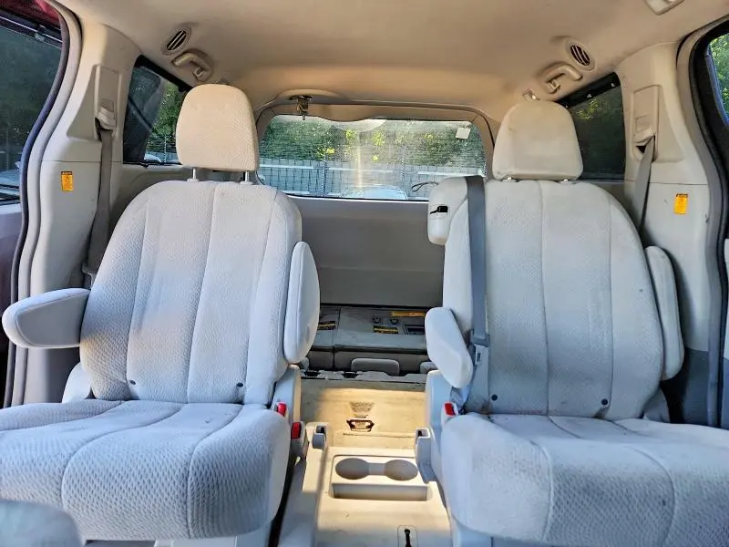 2013 TOYOTA SIENNA LE  