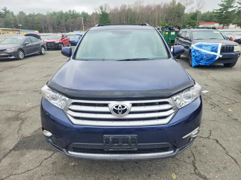 2013 TOYOTA HIGHLANDER SE  