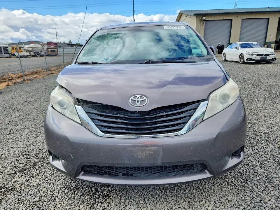2011 TOYOTA SIENNA LE  