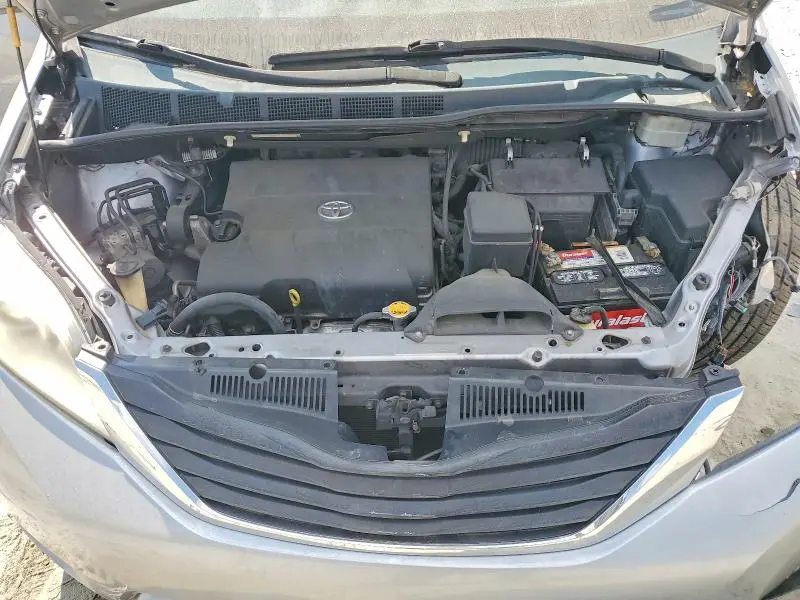 2013 TOYOTA SIENNA LE 8-PASSENGER  