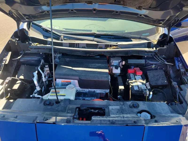 2022 NISSAN LEAF SV  