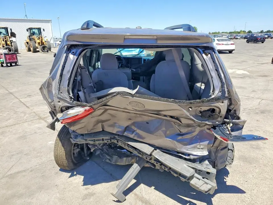 2016 TOYOTA SIENNA LE  