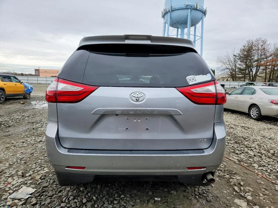 2018 TOYOTA SIENNA XLE 8-PASSENGER  