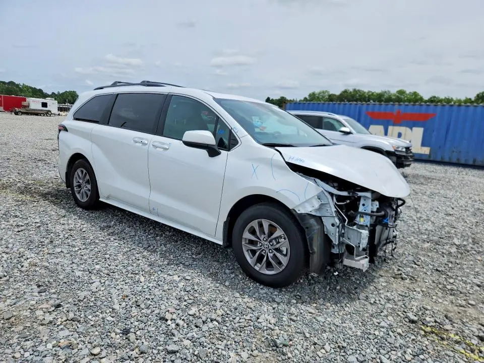 2025 TOYOTA SIENNA XLE 8-PASSENGER  