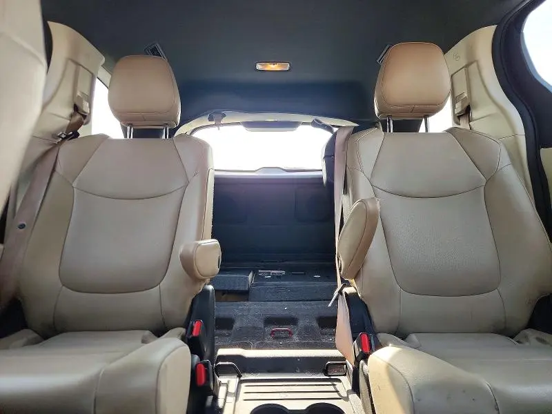 2021 TOYOTA SIENNA XLE  