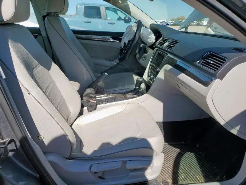 2017 VOLKSWAGEN PASSAT SE  