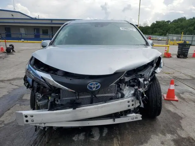 2025 TOYOTA SIENNA LE  