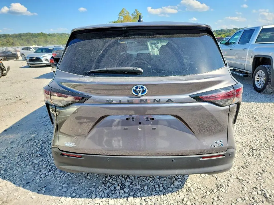 2023 TOYOTA SIENNA XLE  