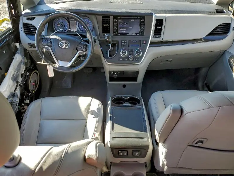 2020 TOYOTA SIENNA XLE  