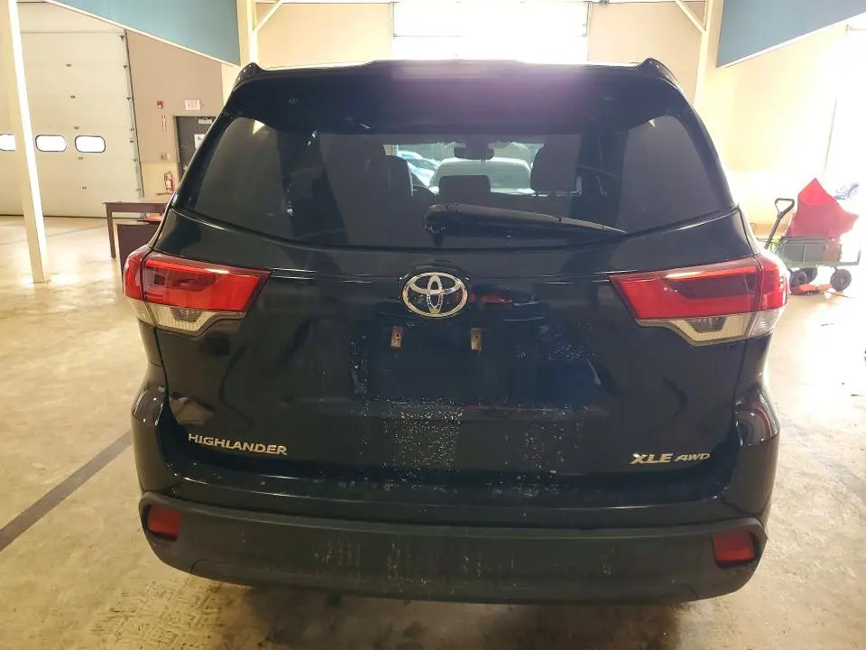 2017 TOYOTA HIGHLANDER SE  