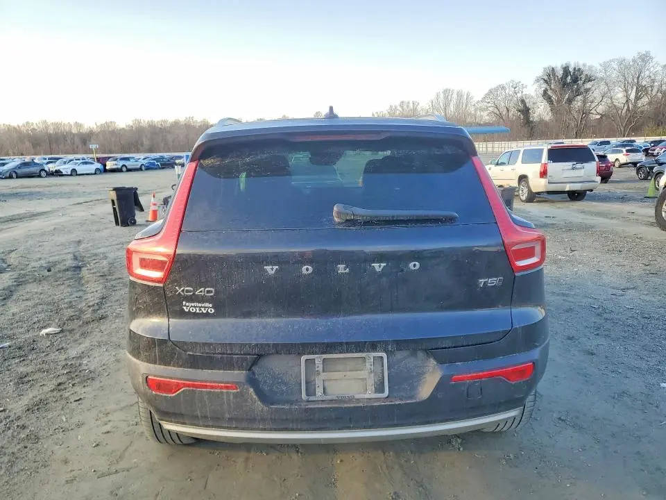 2020 VOLVO XC40 T5 MOMENTUM  