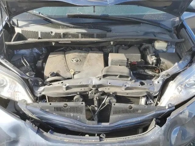 2017 TOYOTA SIENNA LE  